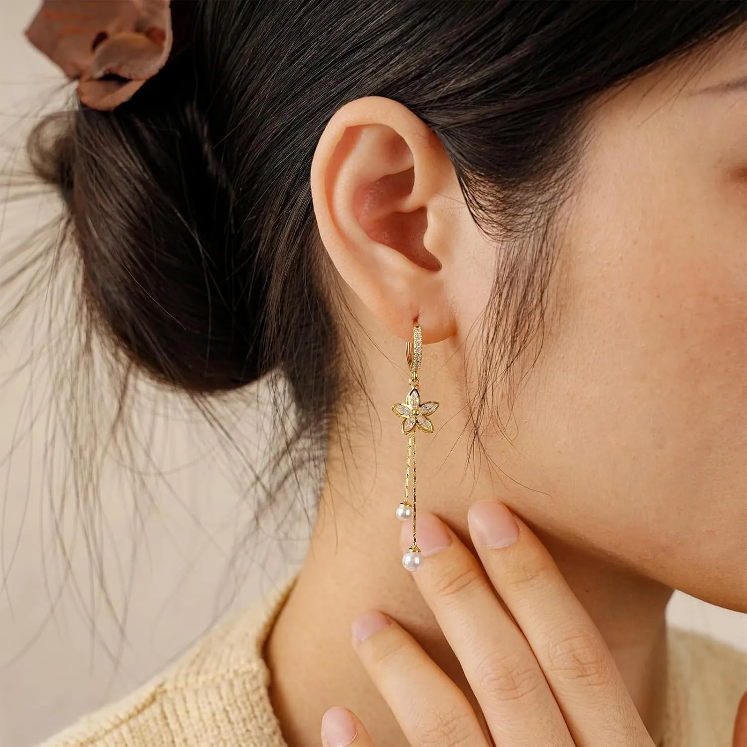 Flower Wedding Earrings for Brides Pearl Drop Earrings for Women Long Threader Chain Pearl Dangle Earring Elegant Floral Bridal Jewelry Gift for Wedding Dress